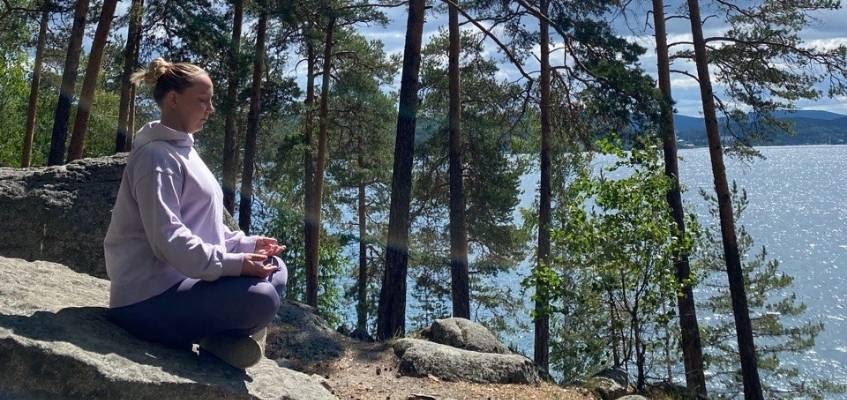 Девушка медитирует в лесу