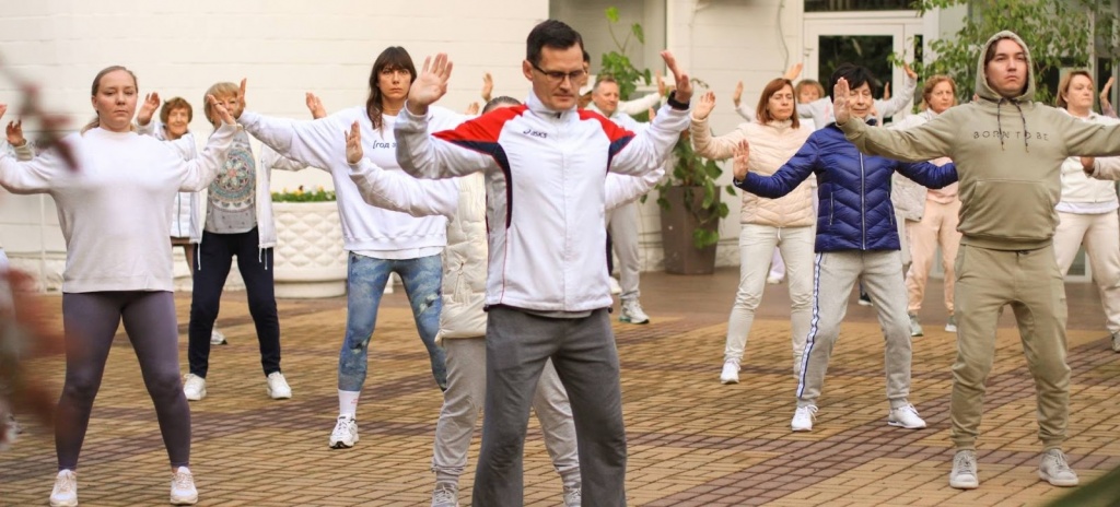 Есть желание - будет результат Люди отводят руки в стороны