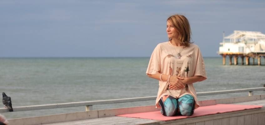 Девушка сидит на коленях