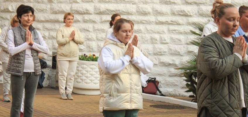 Получите инструмент работы с энергией Люди делают упражнение на улице