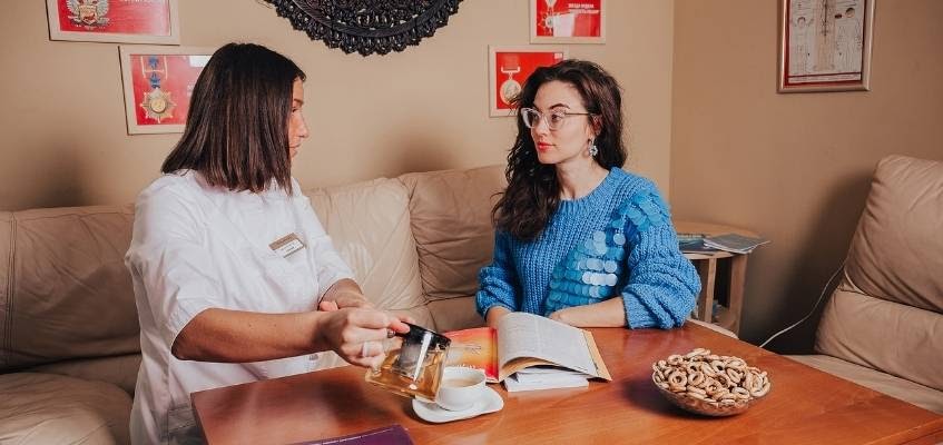 Девушки пьют чай