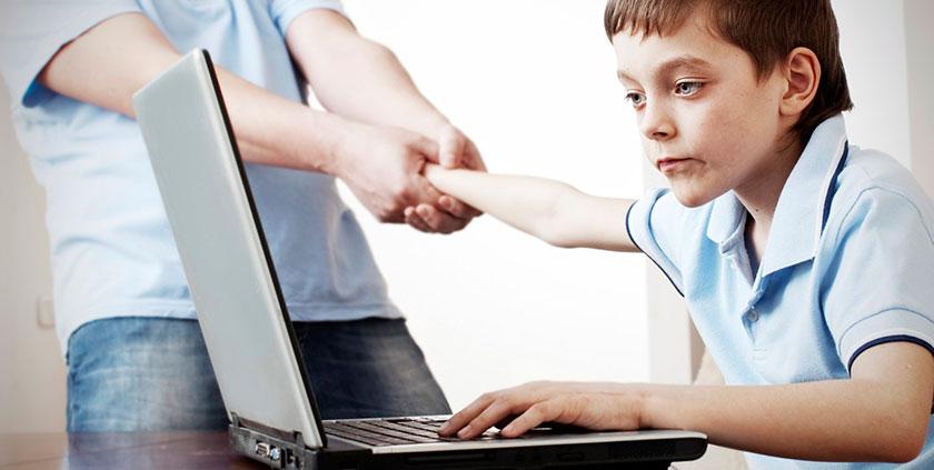 Ребенок за ноутбуком