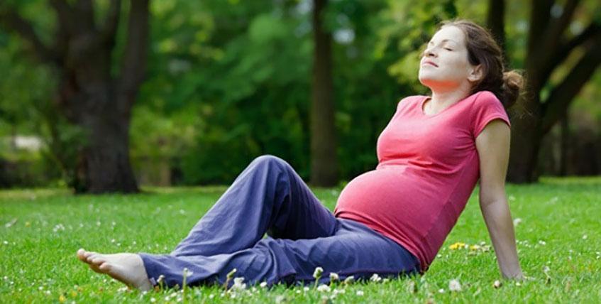 Беременная на свежем воздухе	