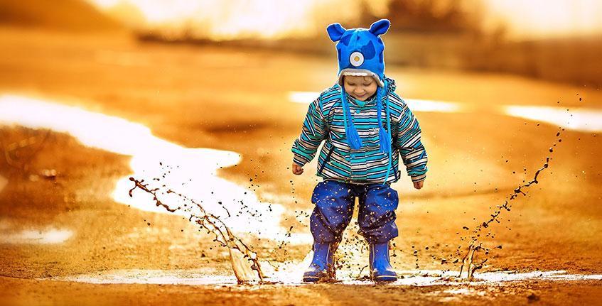 Ребенок наступил на лужу