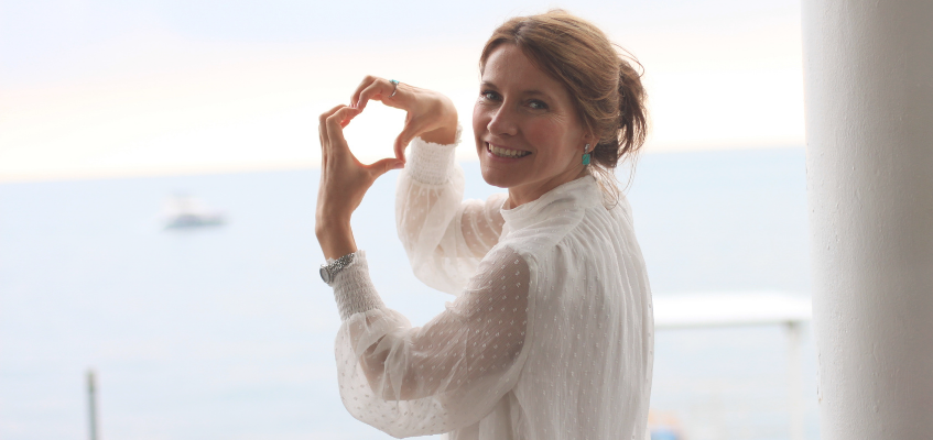 Подарите себе уверенность в своей привлекательности. Девушка показывает руками сердечко