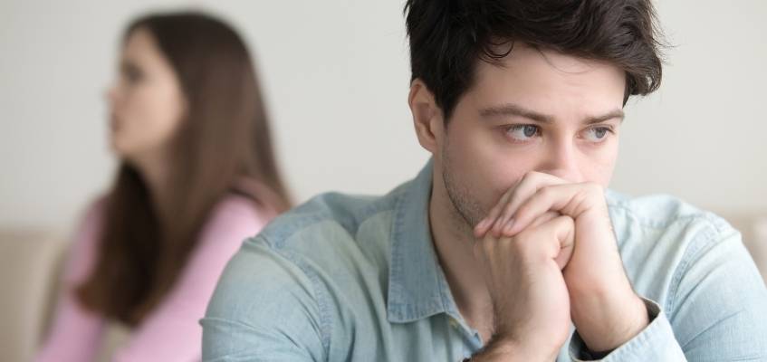 Мужчина думает упершись в руки