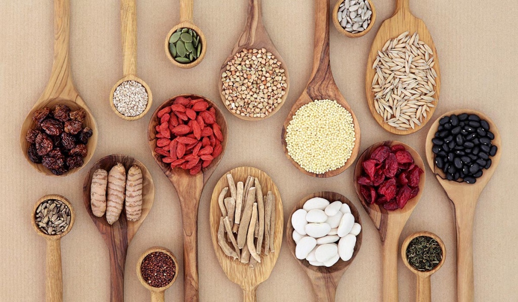 Ложки с семечками, сухофруктами и злаками