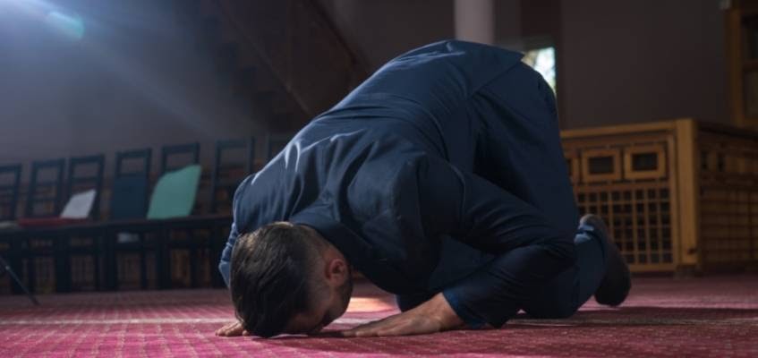 Человек приложился лбом к полу