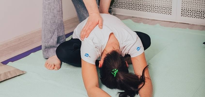 Массаж спины сидя