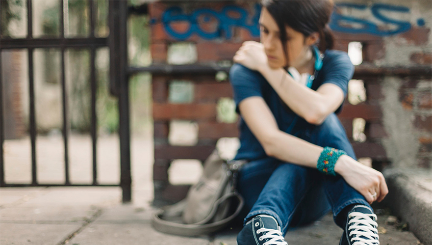 Подросток сидит