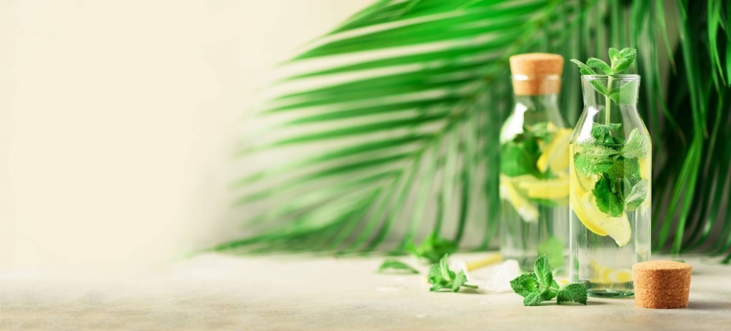 Травяной настой в бутылке