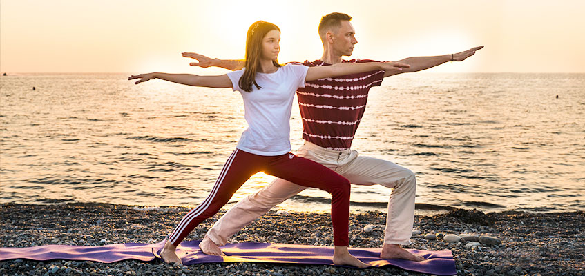 2 человека делают упражнение