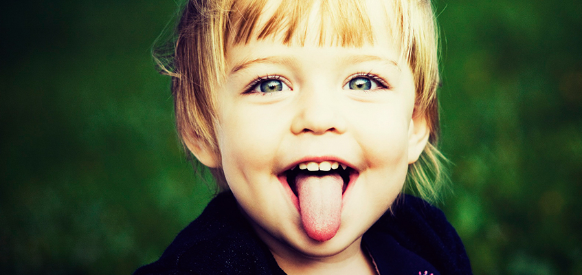 Ребенок показывает язык