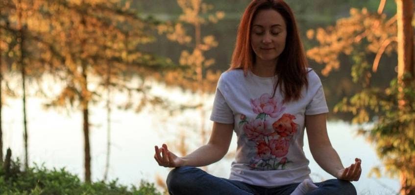 Медитирующая девушка