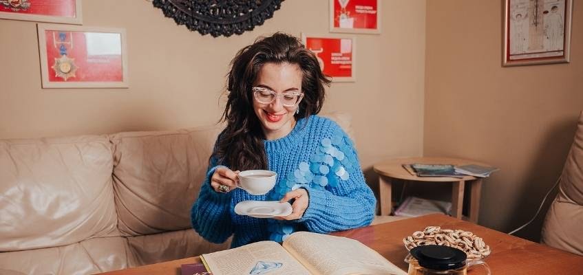 Девушка пьет чай