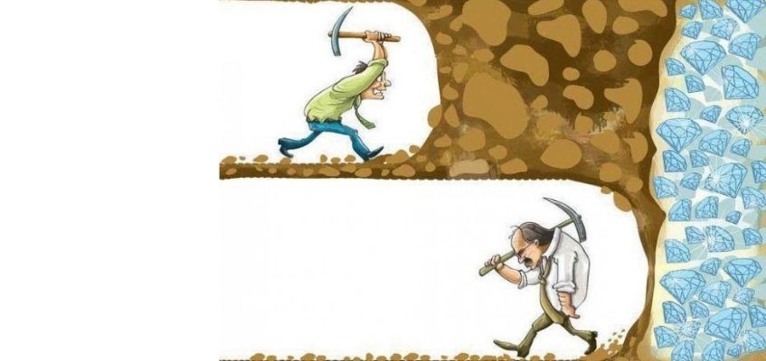 Два человека копают