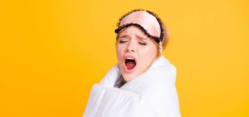 Девушка зевает