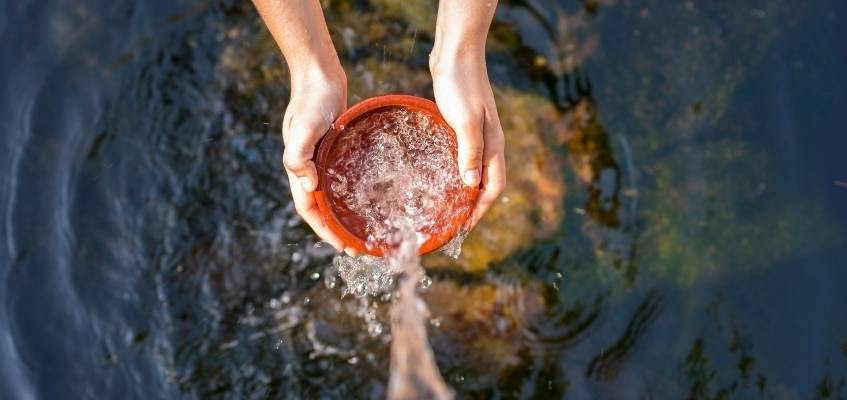 Вода льется в кувшин