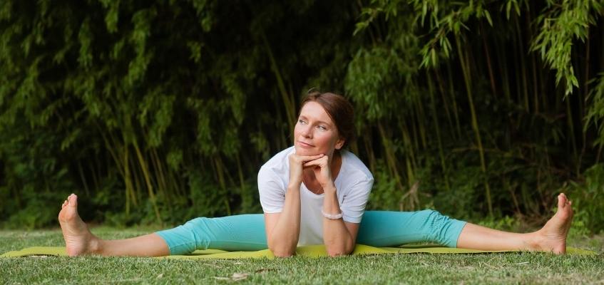 Девушка занимается йогой