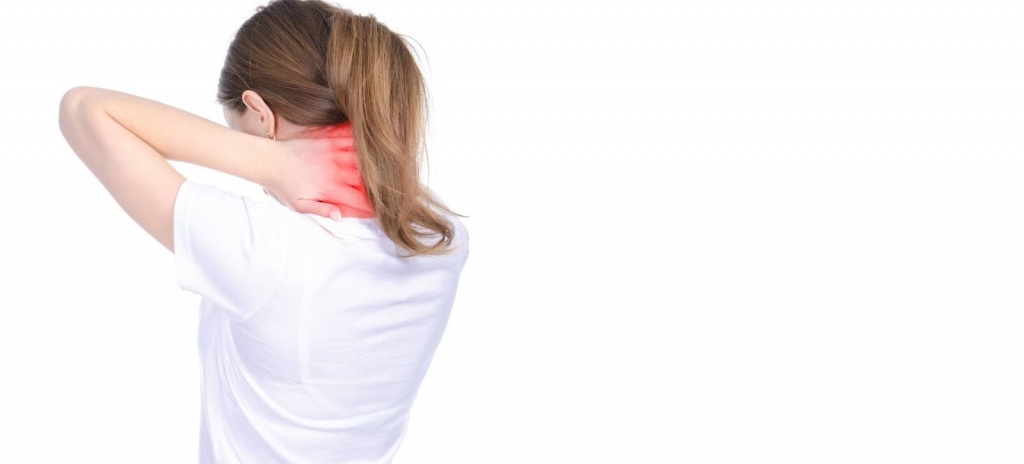 Девушка держится за шею