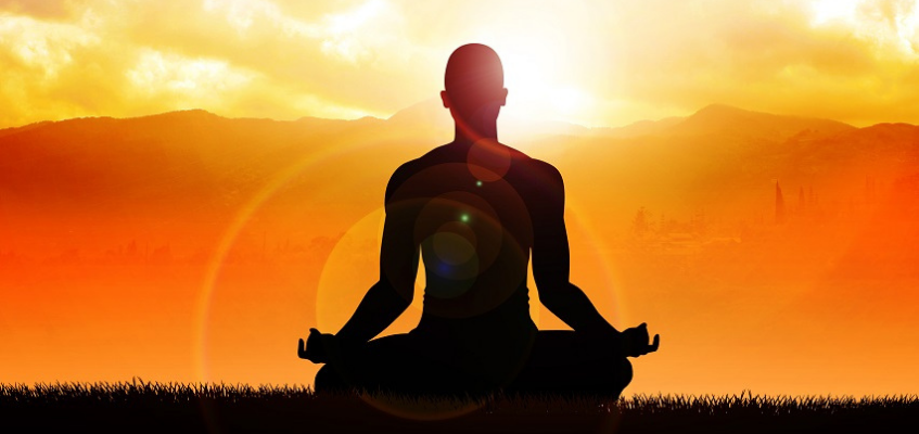 Человек в медитации на закате