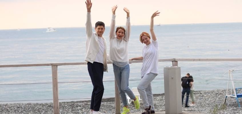 Счастливые люди махают рукой