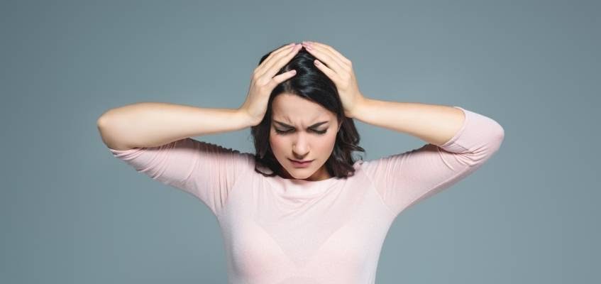 Девушка держится за голову